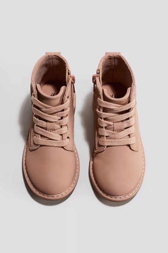 Ботинки на шнуровке с вышивкой