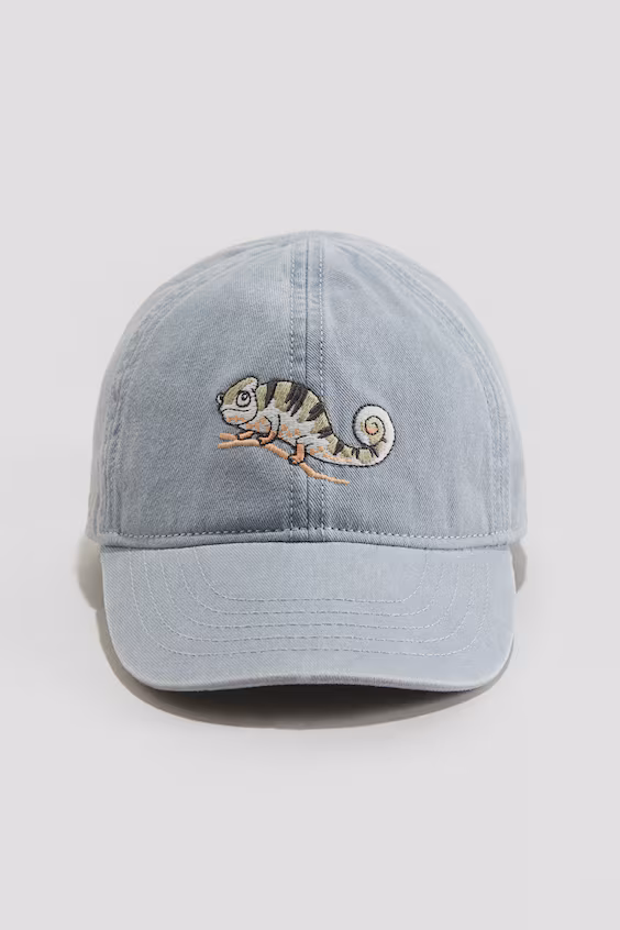 Бейсболка из серой джинсовой ткани с вышивкой