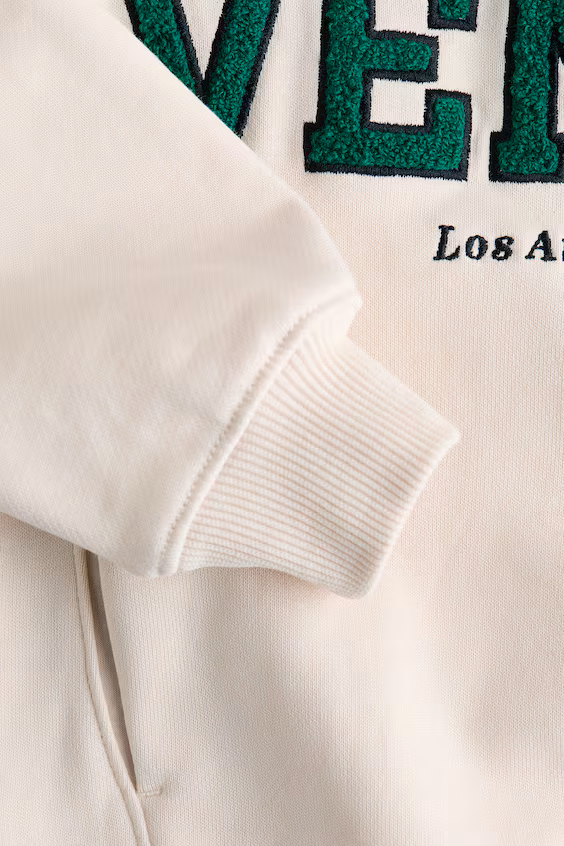 Худи с капюшоном и вышивкой