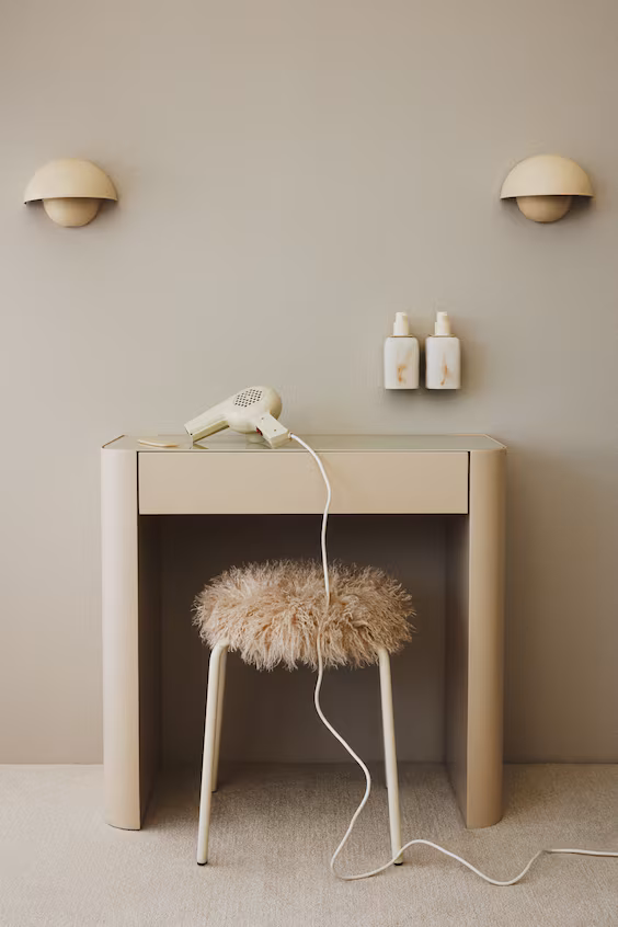 Туалетный столик со стеклянной столешницей