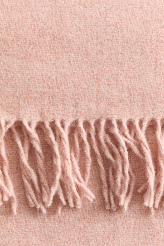 Плед из шерсти с отделкой кисточками