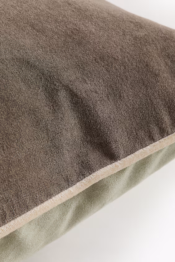 Наволочка из вельвета с контрастной окантовкой