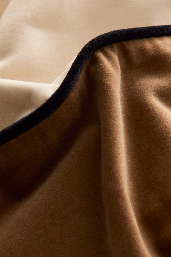 Наволочка из вельвета с контрастной окантовкой