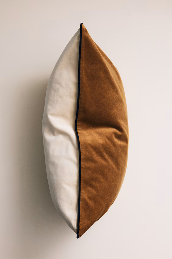 Подушечный чехол из вельвета со вставкой