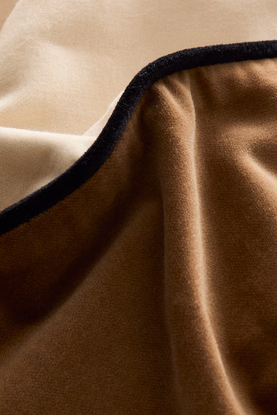 Подушечный чехол из вельвета со вставкой