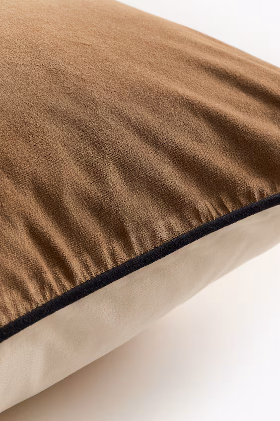Подушечный чехол из вельвета со вставкой