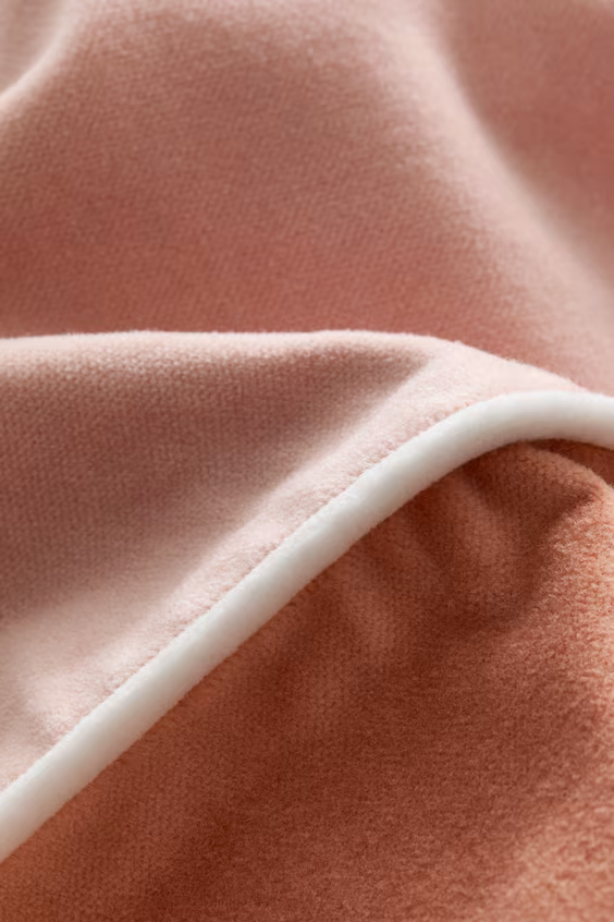 Подушечный чехол из вельвета со вставкой