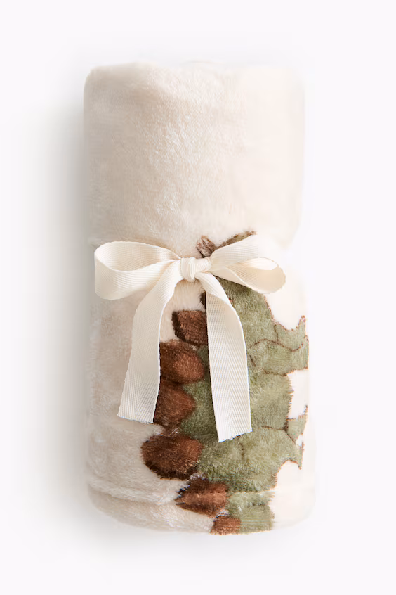 Плед из меха поката с узором