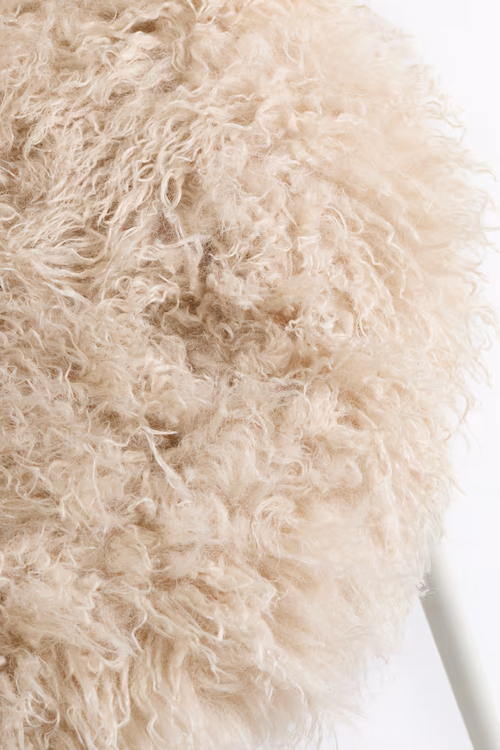 Пушистый стул для кормления