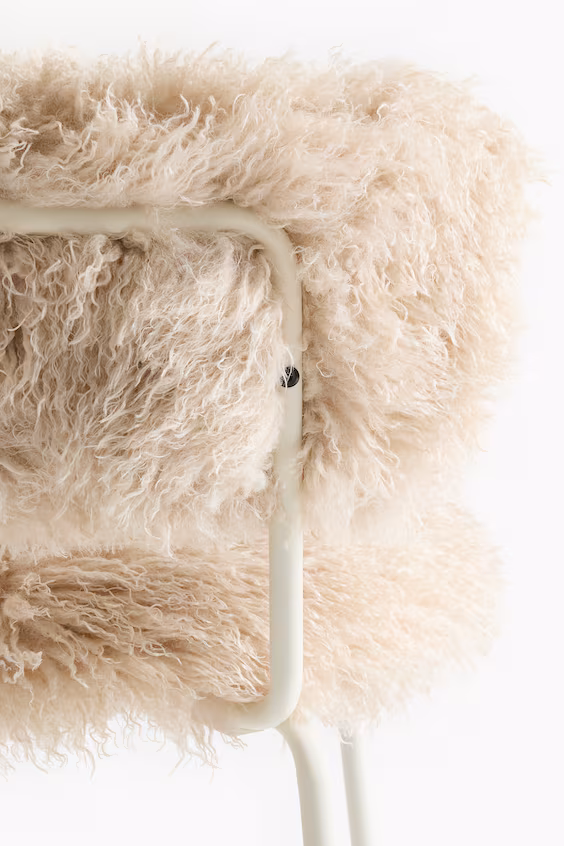 Пушистый стул для кормления