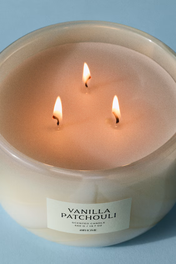 Большая ароматическая свеча в стеклянной подставке