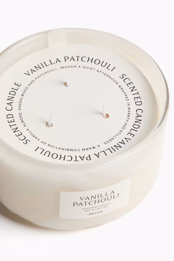 Большая ароматическая свеча в стеклянной подставке