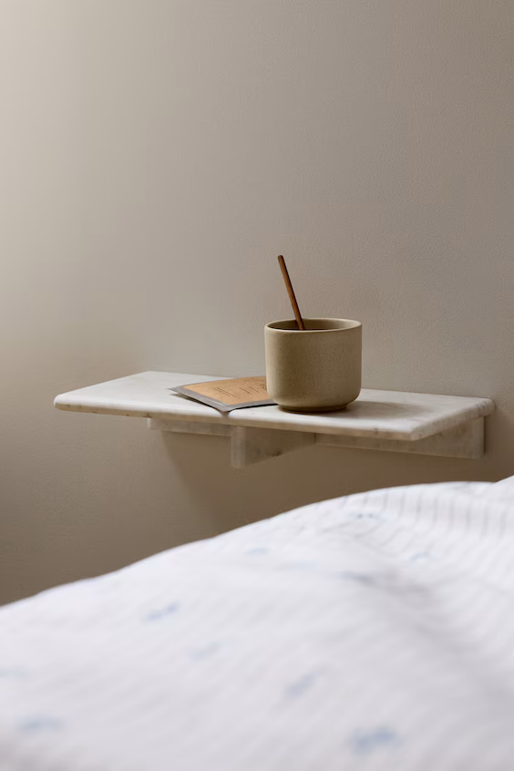 Настенная полка из мрамора