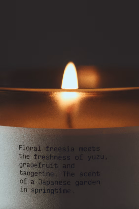 Ароматизированная свеча в стеклянном контейнере