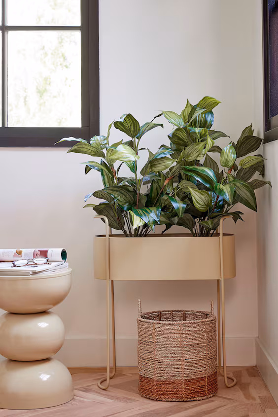 Металлическая ваза с подставкой