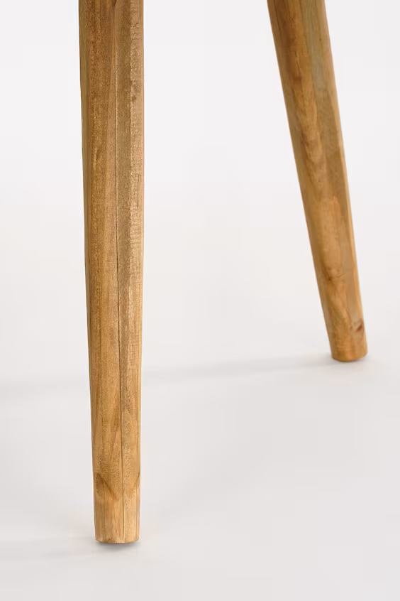 Напольный столик из переработанного дерева