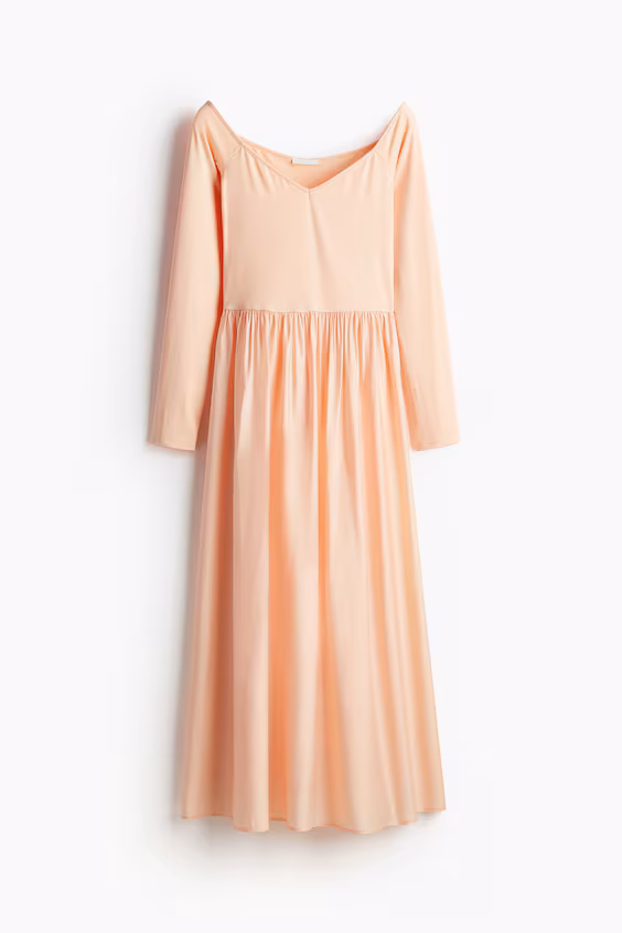 Платье с открытыми плечами