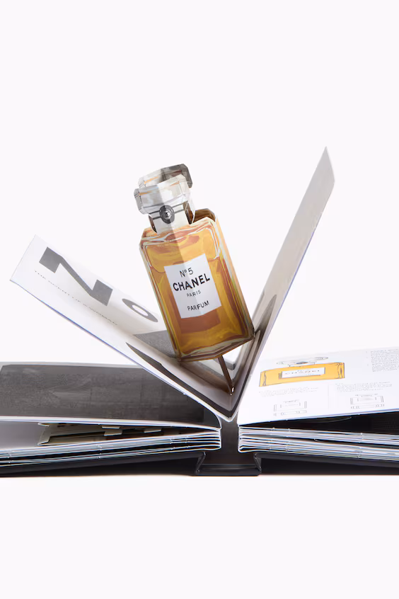 Мода в разворотах: pop-up chanel