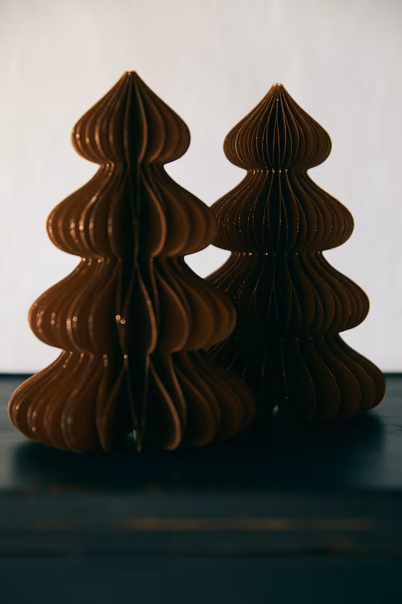 Маленькое украшение в виде сосны из бумаги