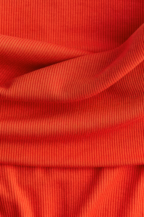 Платье с обнаженными плечами