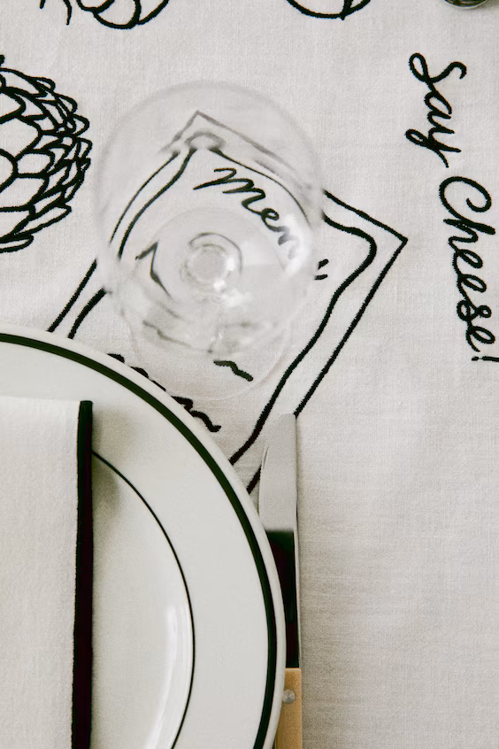 Вышитое полотенце на стол