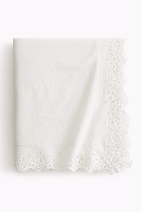 Покрывало на стол с английской вышивкой