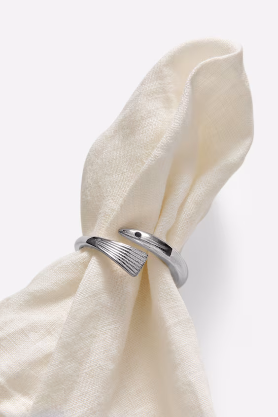 Серебристое кольцо для салфеток