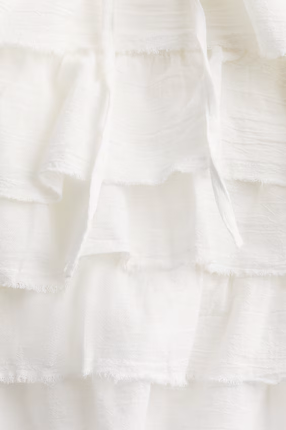 Платье с окантовкой рюшами и сырыми краями