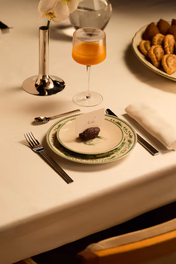 Маленькая тарелка из порцелана с узором