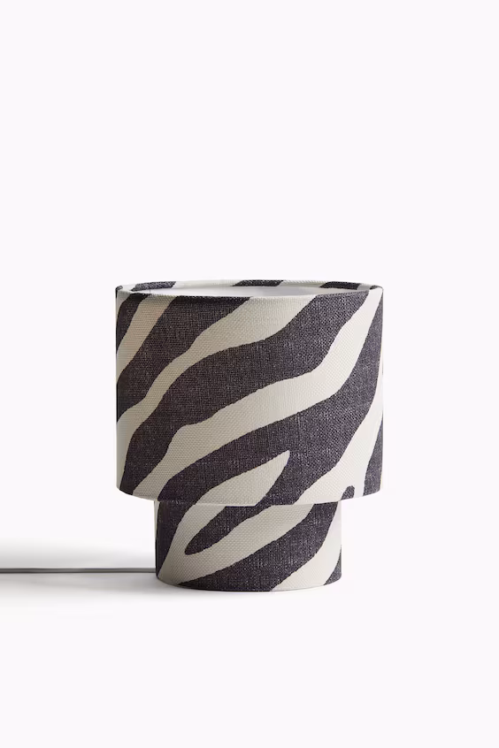 Маленький настольный светильник в тканевом покрытии