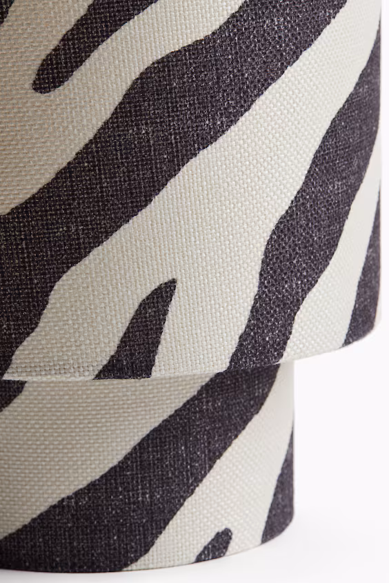 Маленький настольный светильник в тканевом покрытии