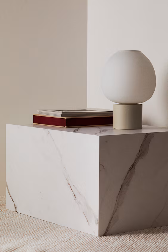 Столик для книг и журналов из стекла и дерева