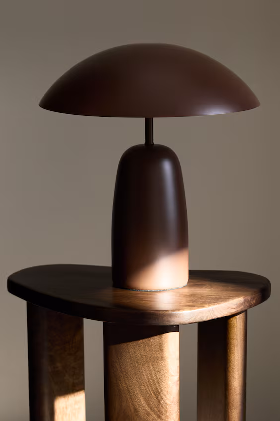 Металлическая настольная лампа