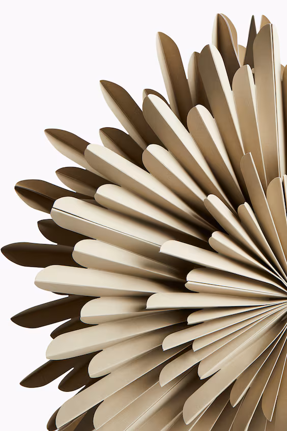 Настольная лампа из бумаги и металла