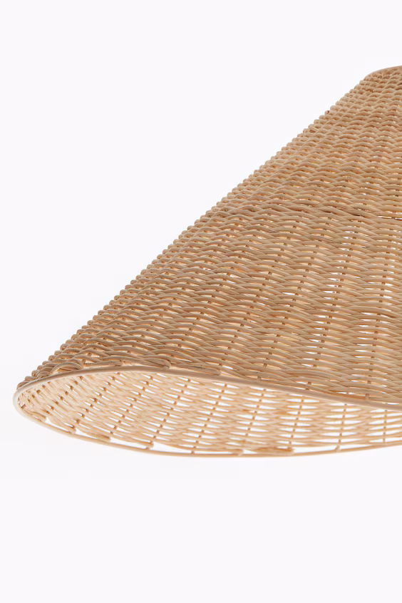 Подвесной светильник из ротанга