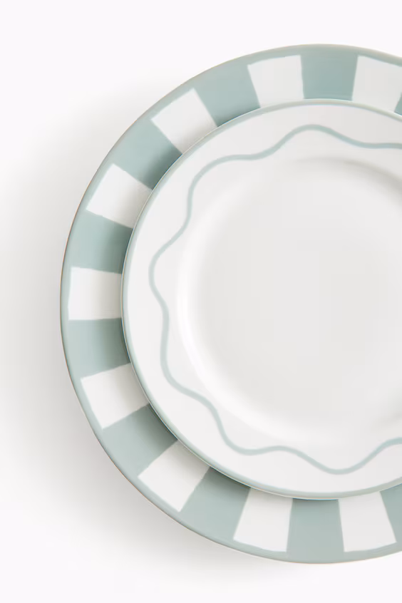 Среднее блюдце из фарфора