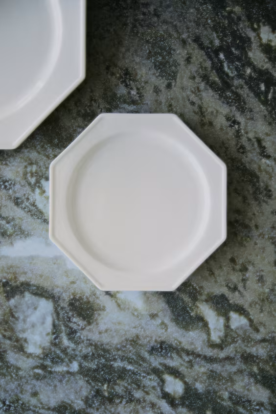 Фарфоровая тарелка