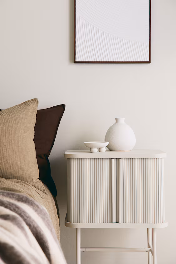 Прикроватная тумба с дверцами-решеткой