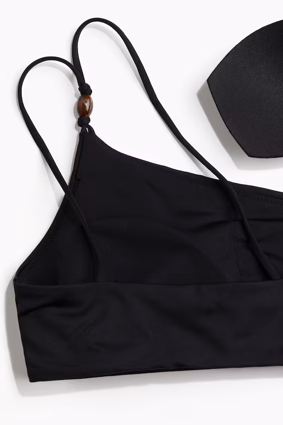 Топ бикини с поролоновыми чашечками и открытым плечом