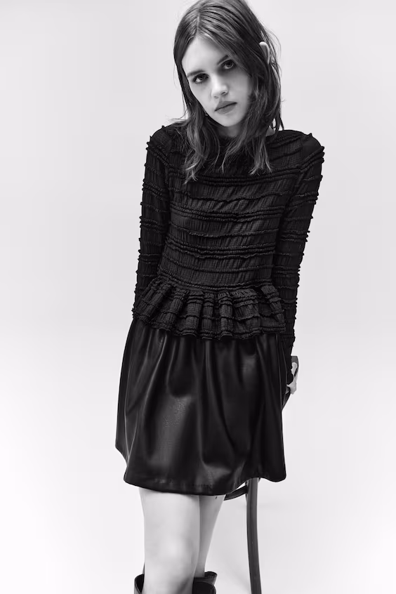 Свитер сборкой и смокингом