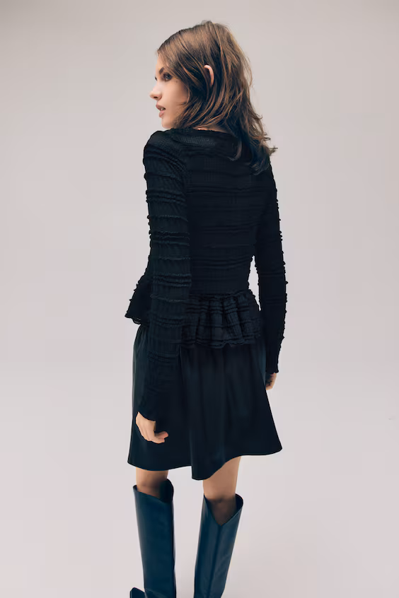 Свитер сборкой и смокингом