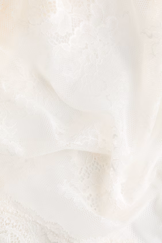 Боди с глубоким вырезом из кружева