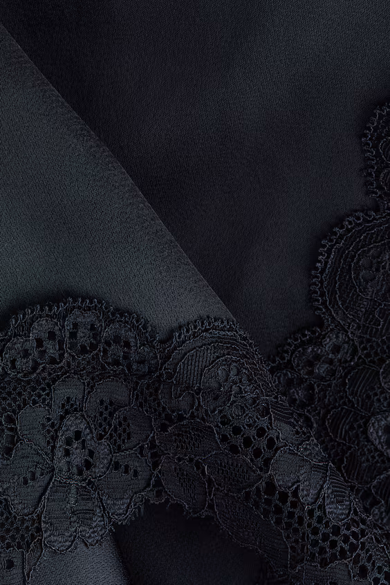 Платье из атласа с кружевом