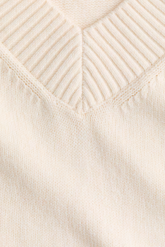 Свитер с вырезом лодочкой