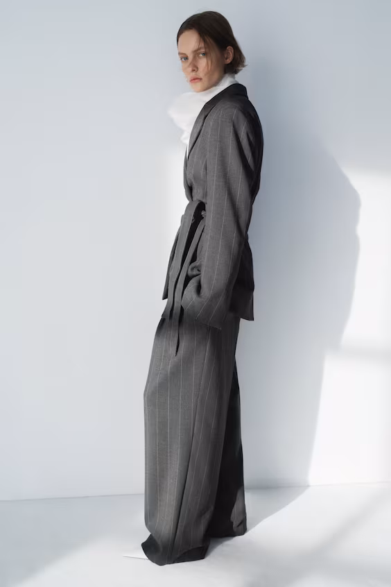 Классические брюки в темно-сером/полосатом исполнении