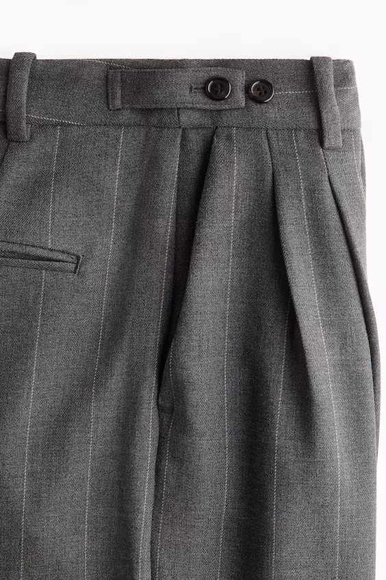 Классические брюки в темно-сером/полосатом исполнении