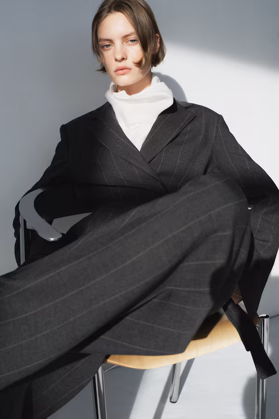 Классические брюки в темно-сером/полосатом исполнении