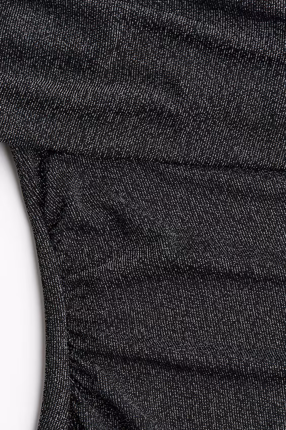 Платье с открытым плечом и драпировкой