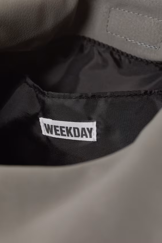 Слегка мешковатая сумка из искусственной кожи