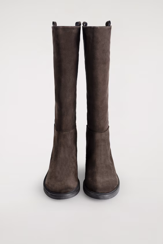 Высокие сапоги в стиле верховой езды из замши